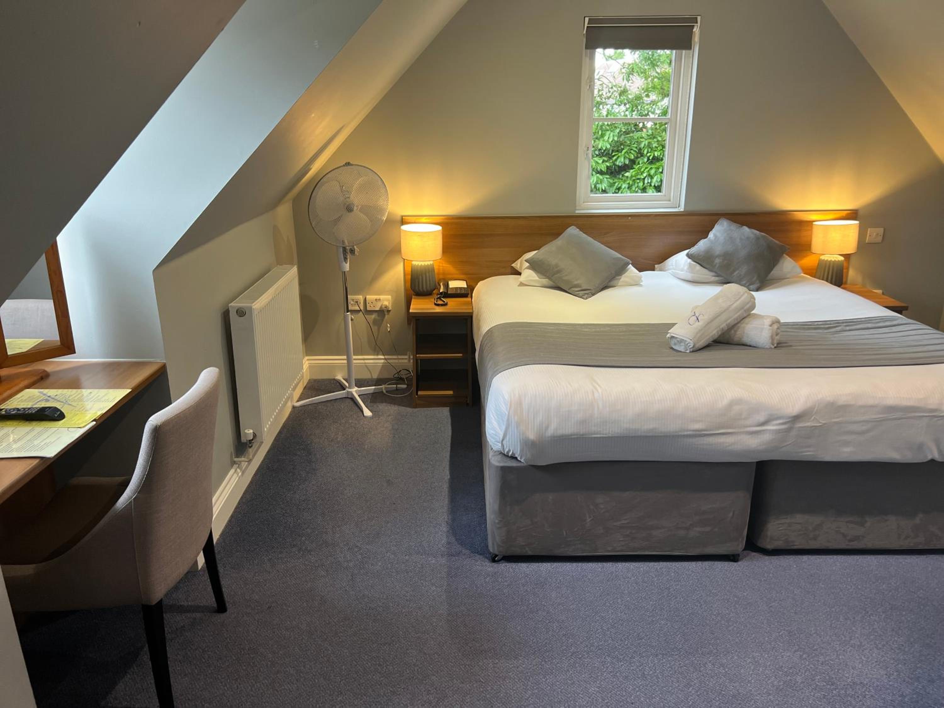 Horley Vacations - Corner House Hotel Gatwick with bookable Holiday parking - Property Image 2