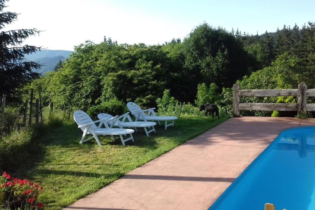 caserio vasco con piscina y barbacoa