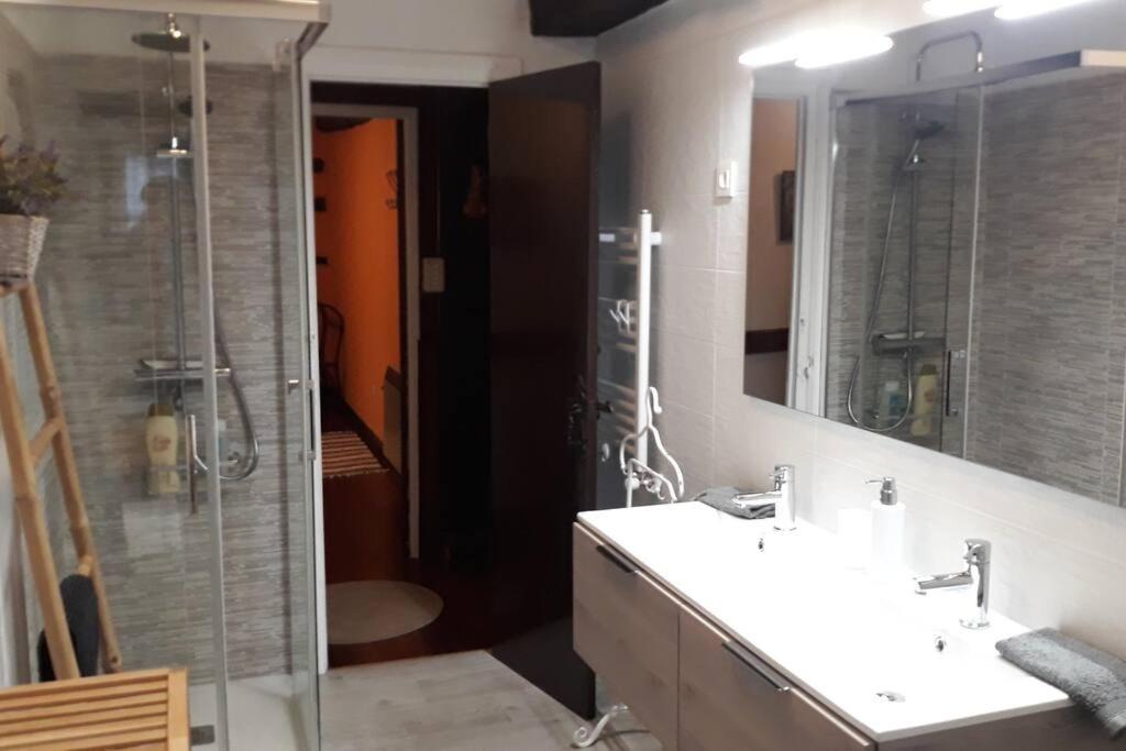 caserio vasco con piscina y barbacoa