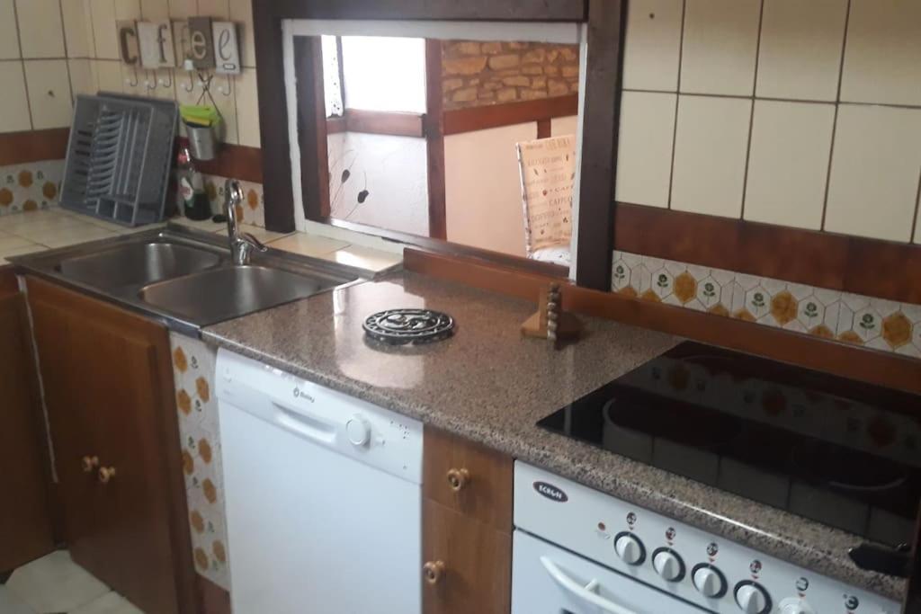 caserio vasco con piscina y barbacoa