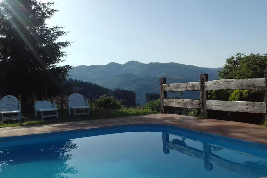 caserio vasco con piscina y barbacoa