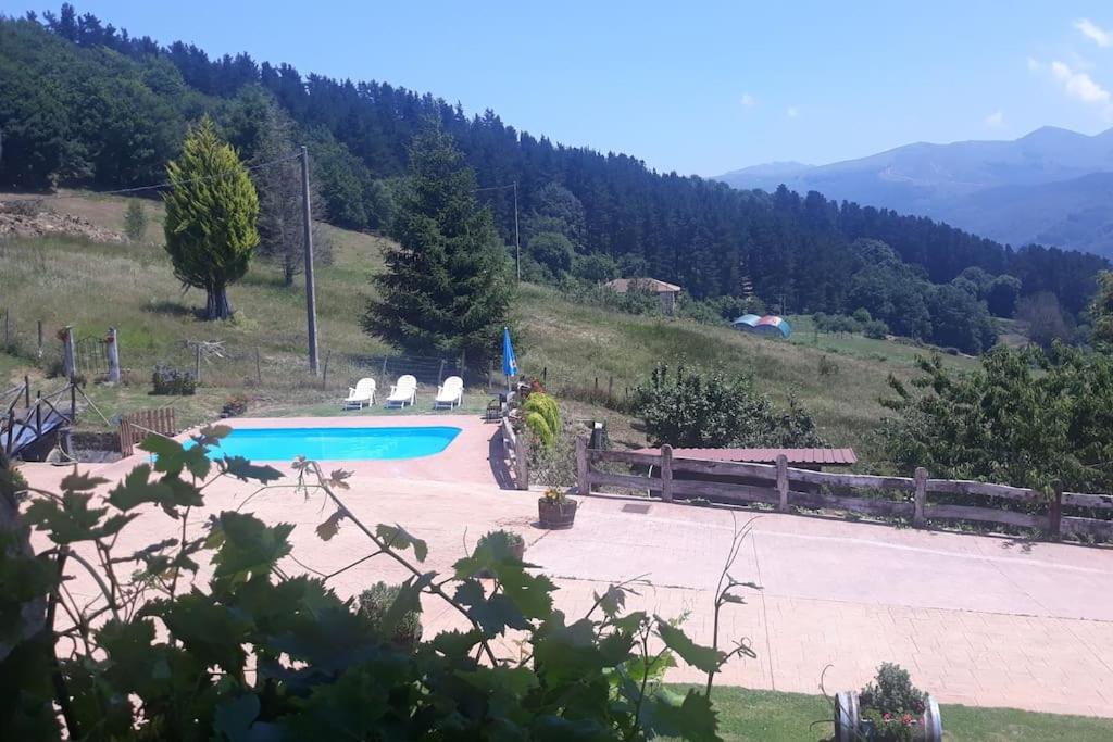 caserio vasco con piscina y barbacoa