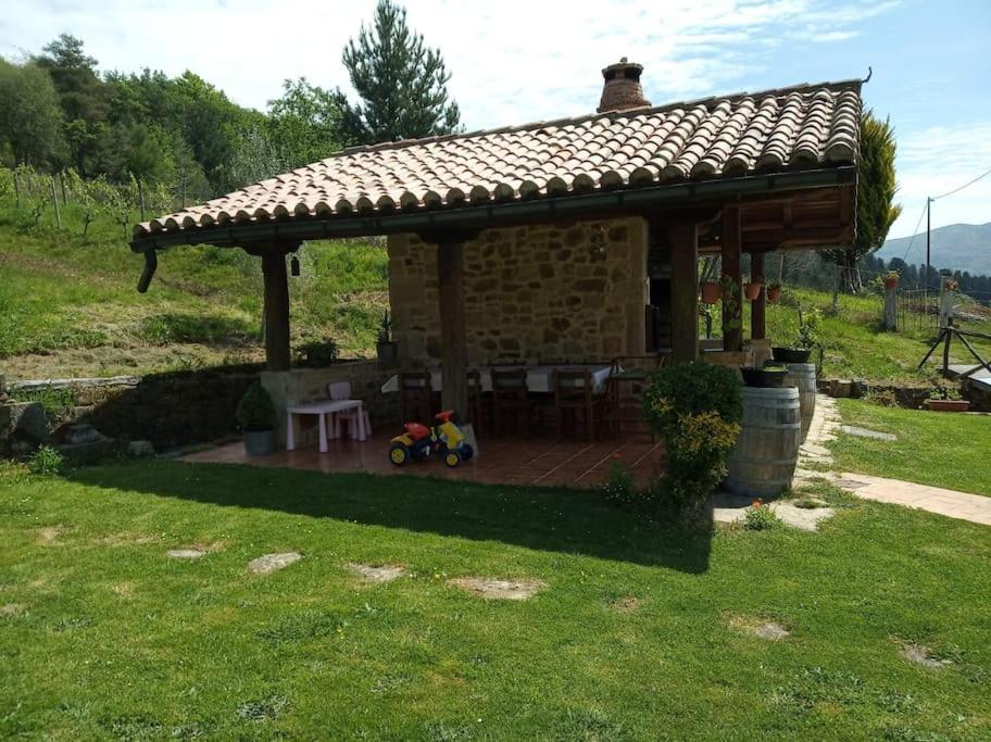 caserio vasco con piscina y barbacoa