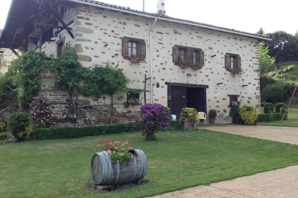 caserio vasco con piscina y barbacoa