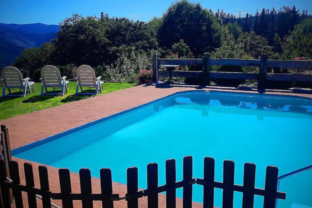 caserio vasco con piscina y barbacoa