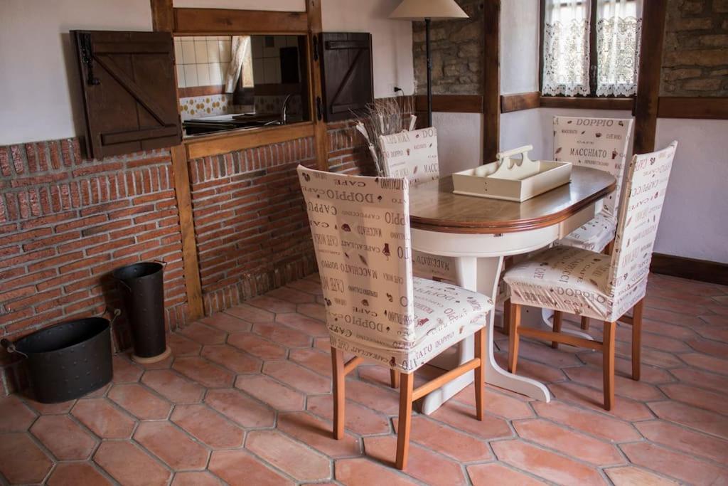 caserio vasco con piscina y barbacoa