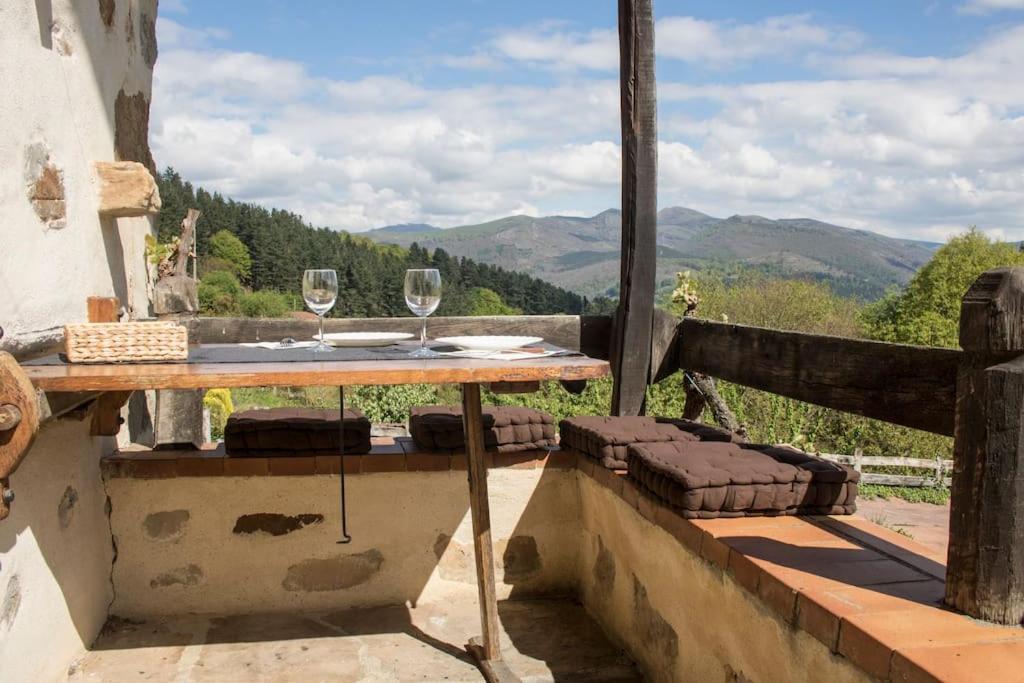 caserio vasco con piscina y barbacoa