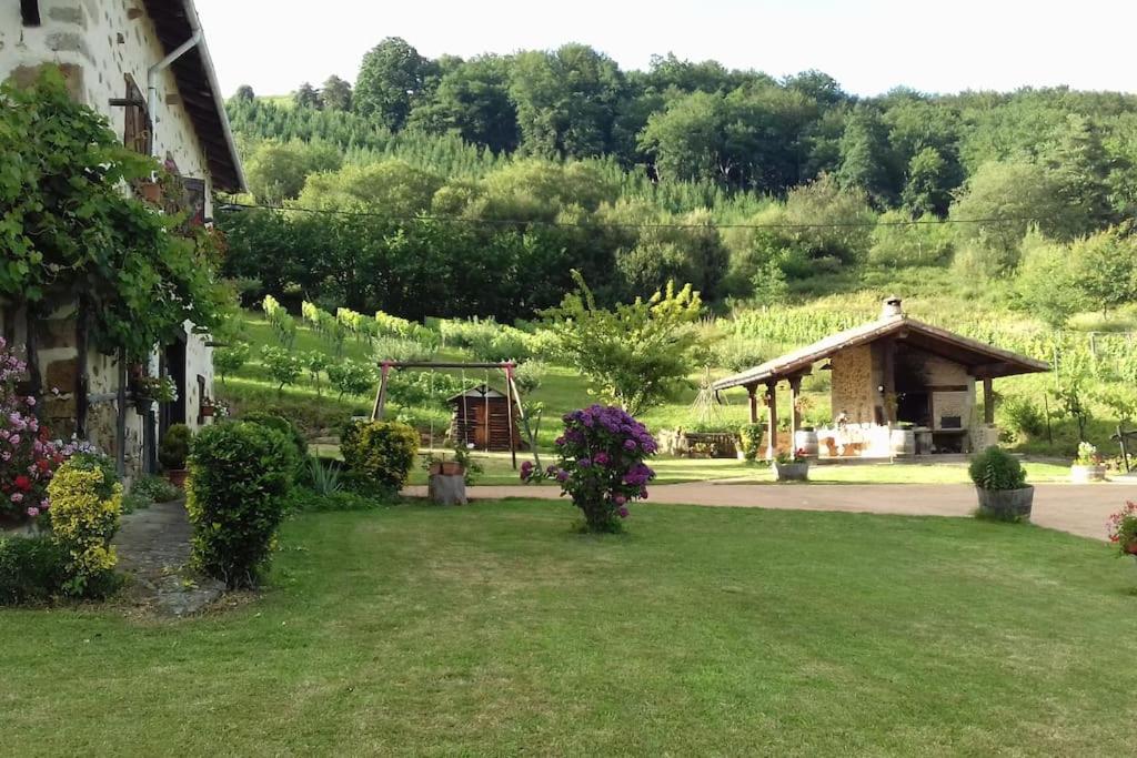 caserio vasco con piscina y barbacoa