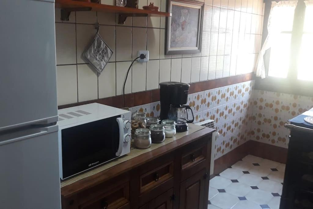 caserio vasco con piscina y barbacoa