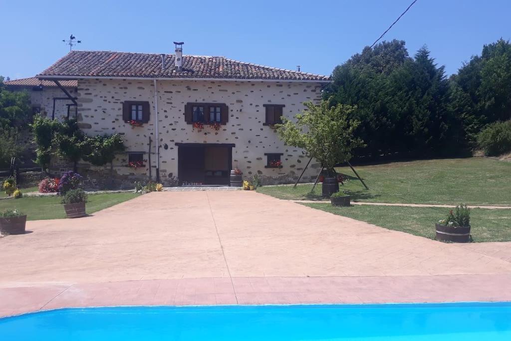 caserio vasco con piscina y barbacoa