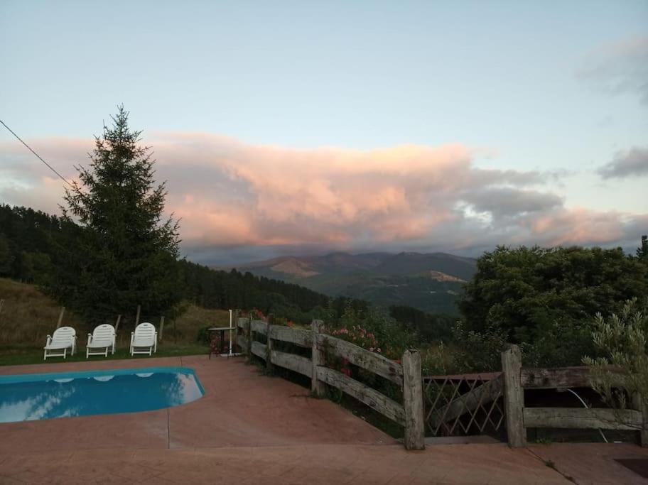 caserio vasco con piscina y barbacoa