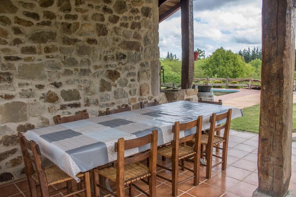 caserio vasco con piscina y barbacoa
