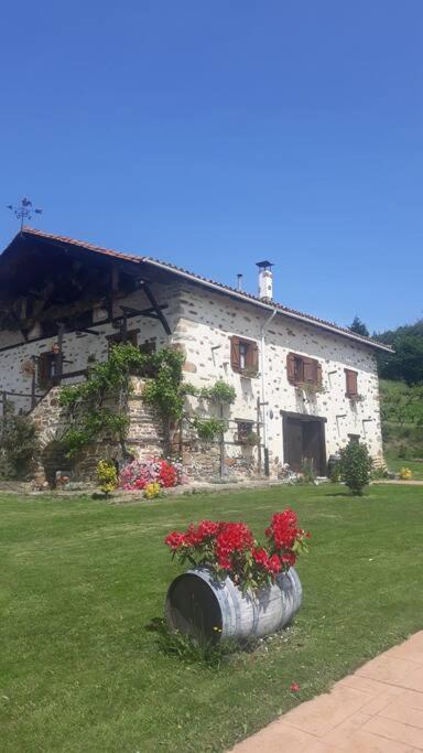 caserio vasco con piscina y barbacoa