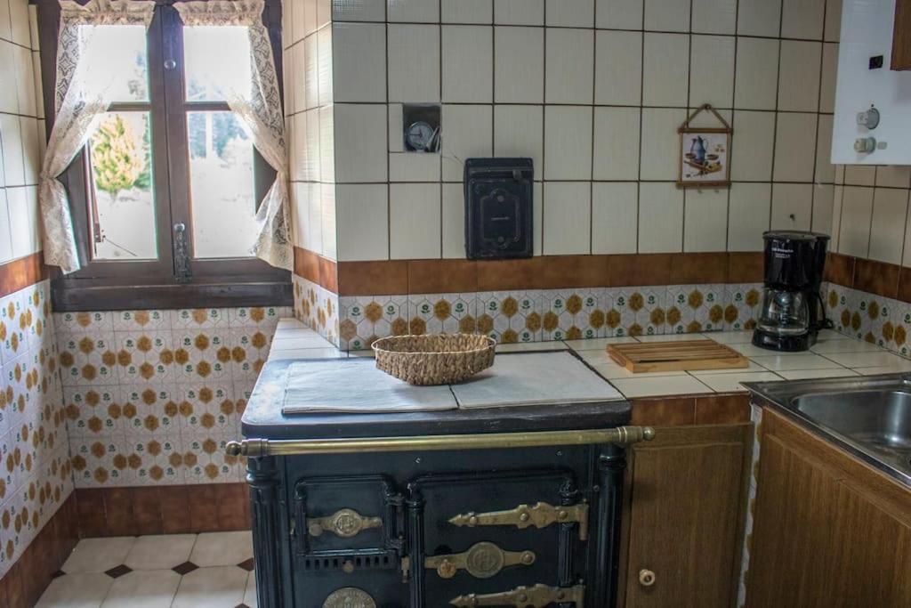 caserio vasco con piscina y barbacoa