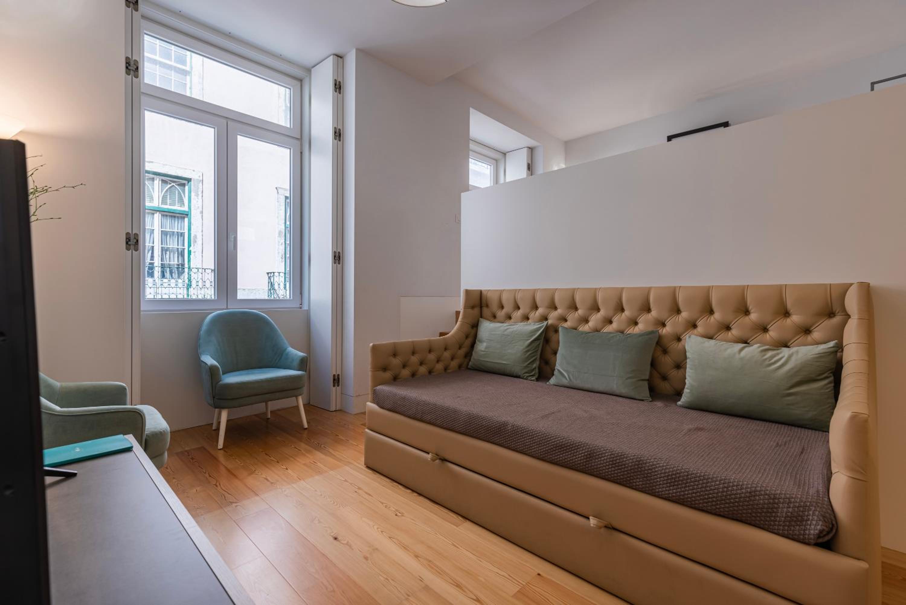 Ouro Grand Lisbon Studio by LovelyStay view 5