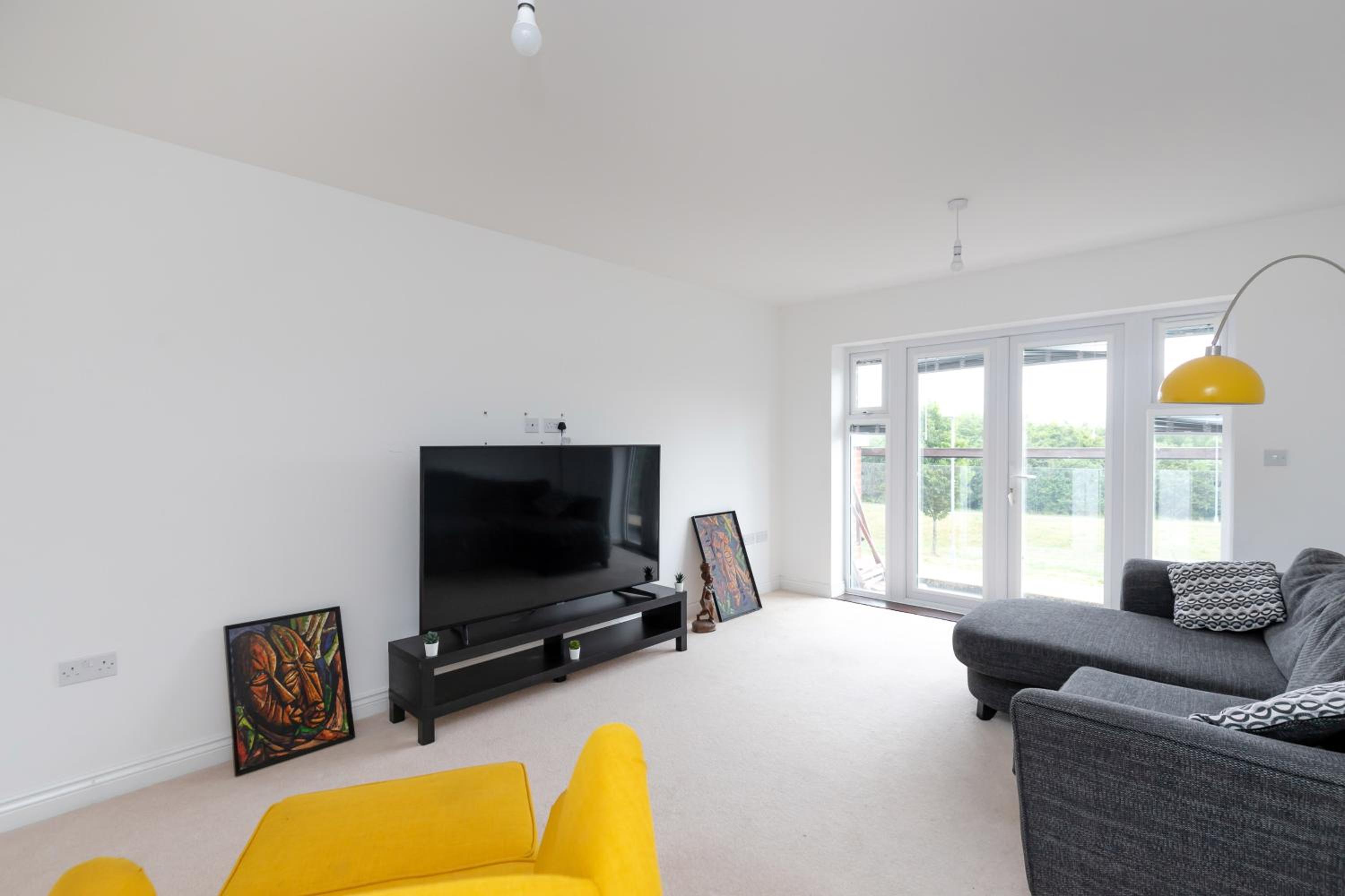 Stunning 5-Bed House in Ashford view 2