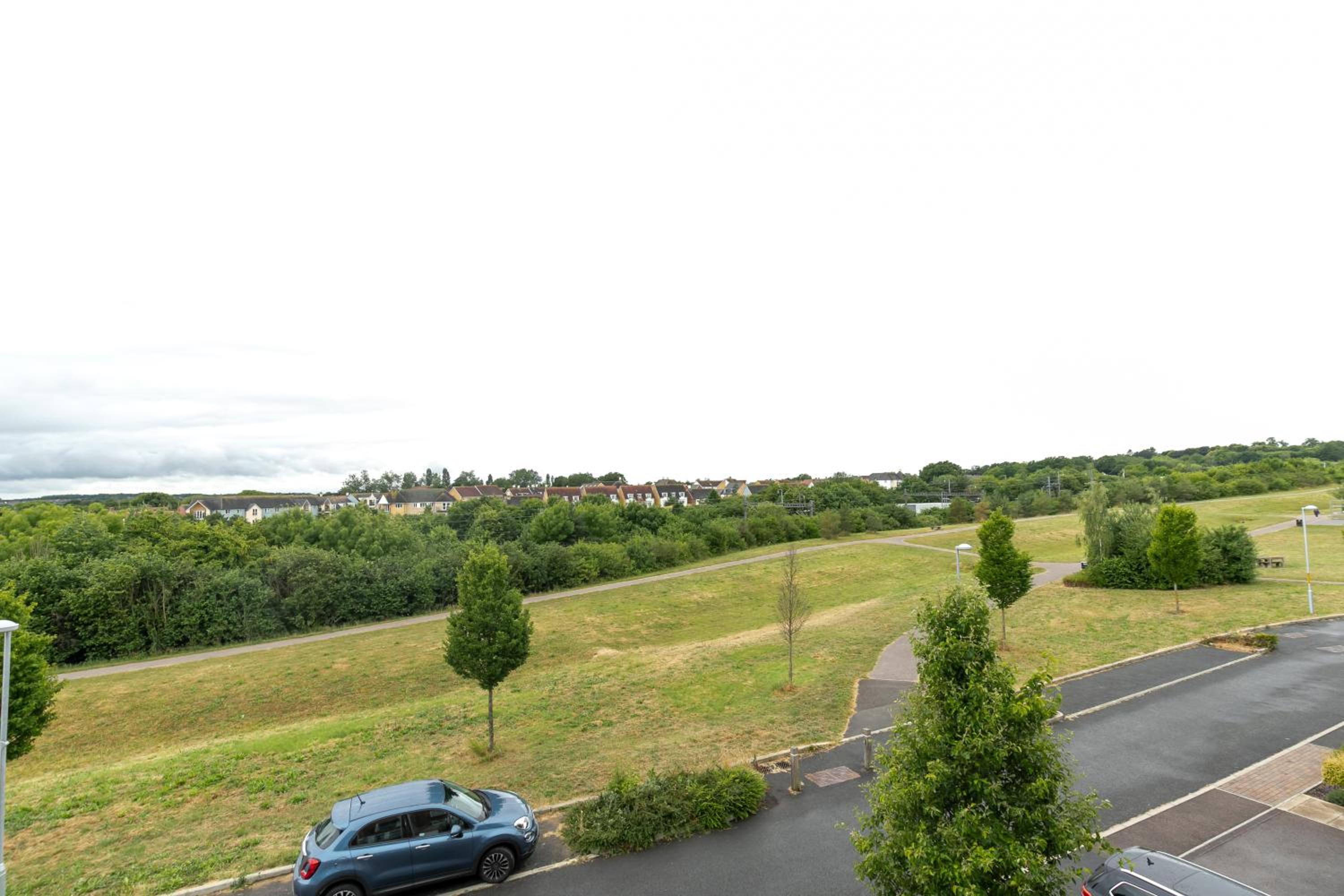 Stunning 5-Bed House in Ashford view 4