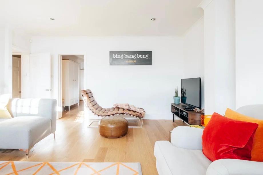 BRIGHTON BEACH APARTMENT Parking Free On-site EV view 4