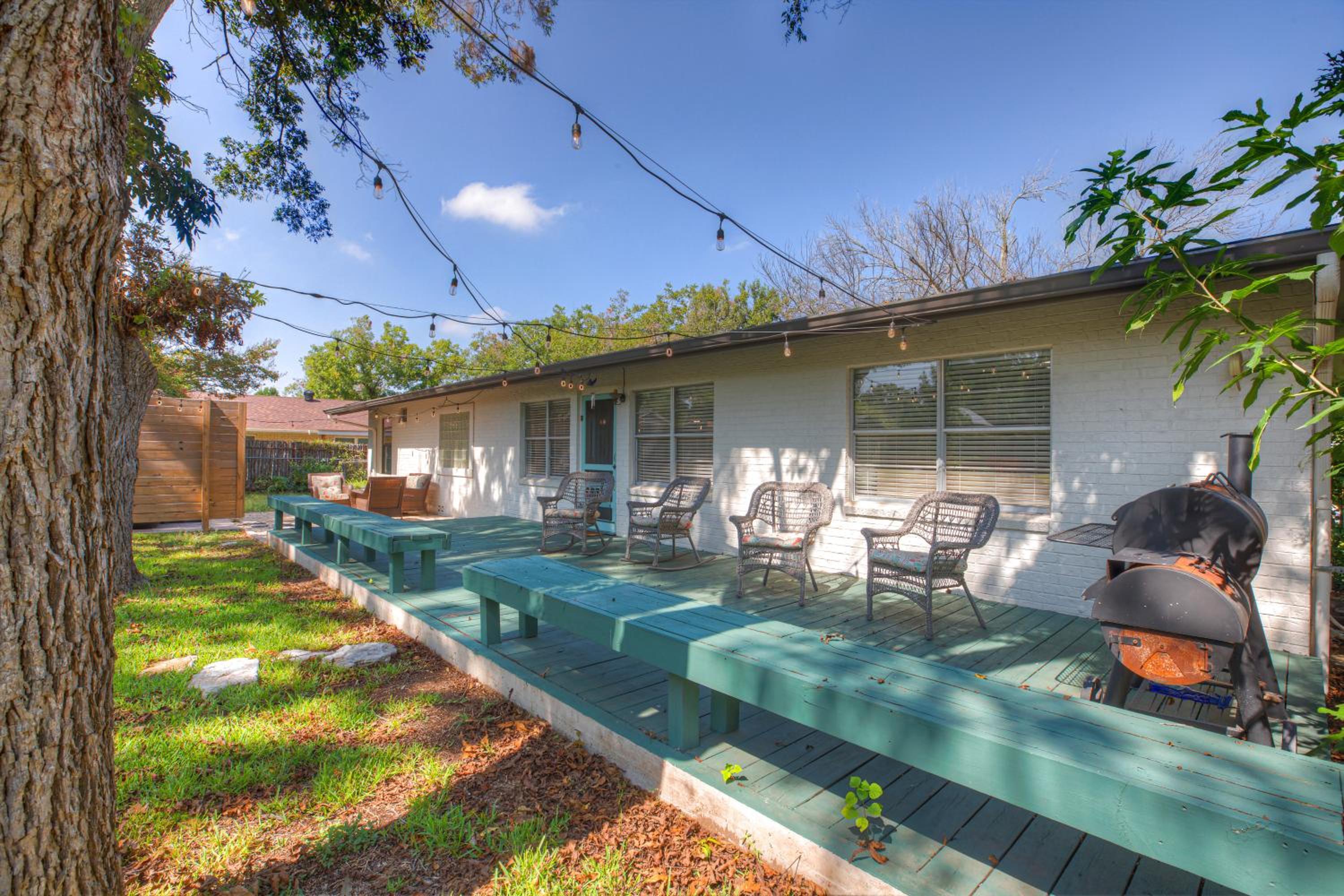 Stylish Home - Lrg Yard with games Grill & Hot Tub