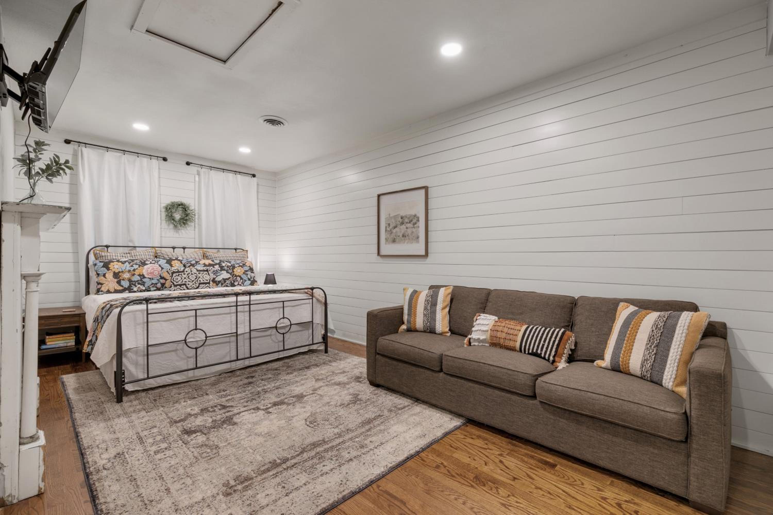 Modern Farmhouse with HotTub Fire Pit & Games! view 5