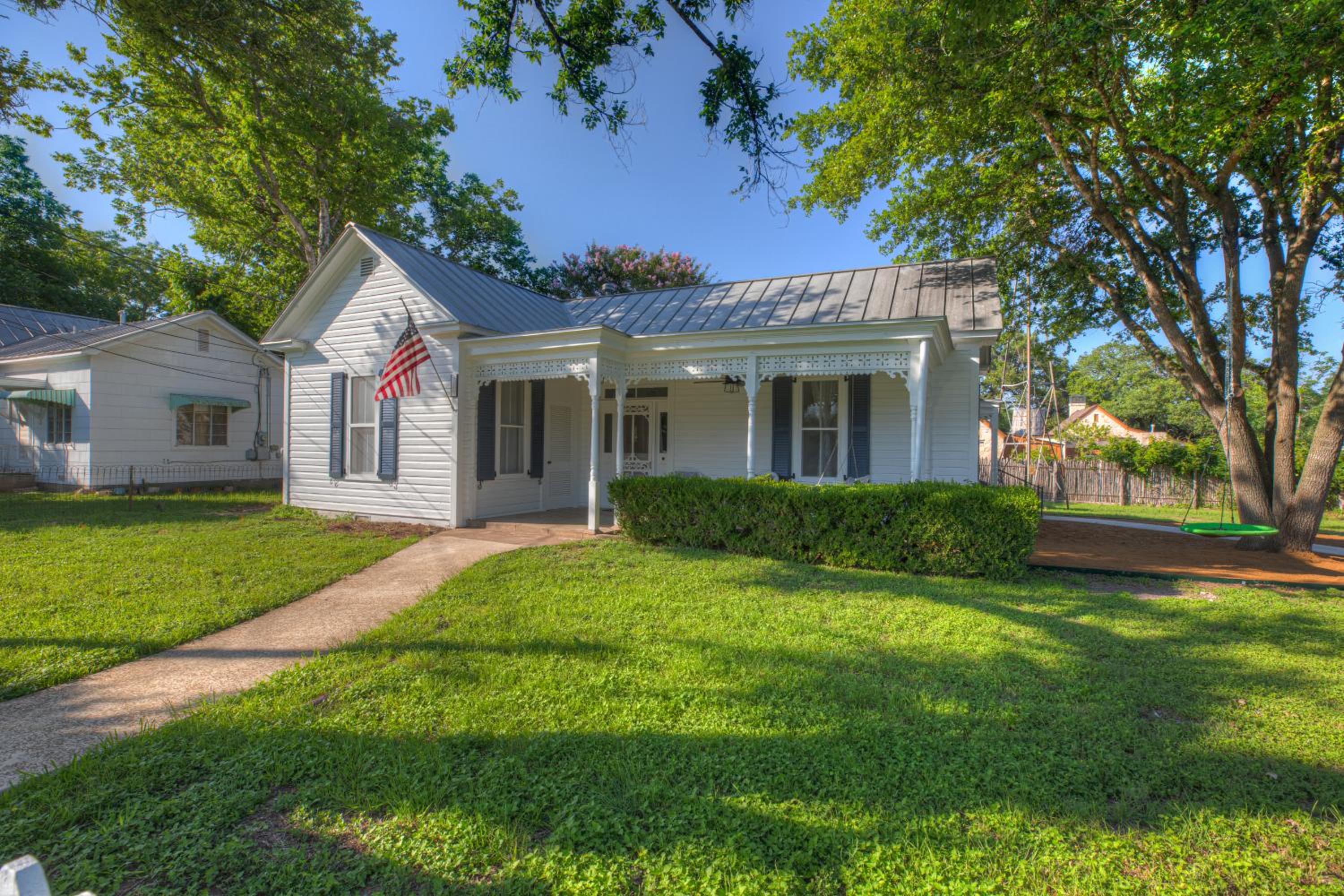 Hotel Stunning Home with Hot Tub & Grill Just 2 Blks from Main St! - Image 1