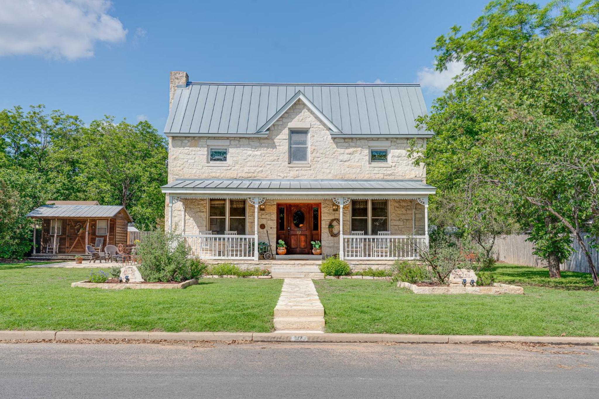 Texas Charm Texana - 15 min Walk to Main view 2