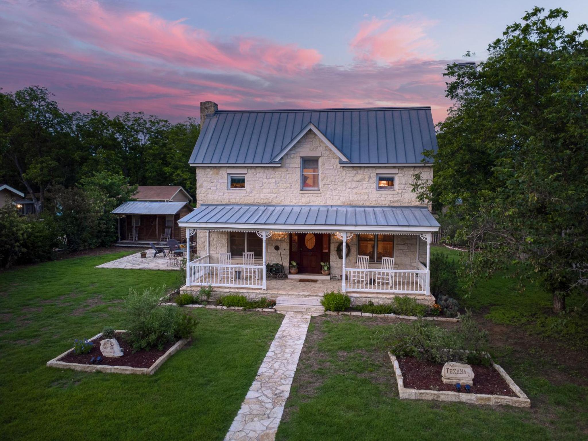 Texas Charm Texana - 15 min Walk to Main view 3