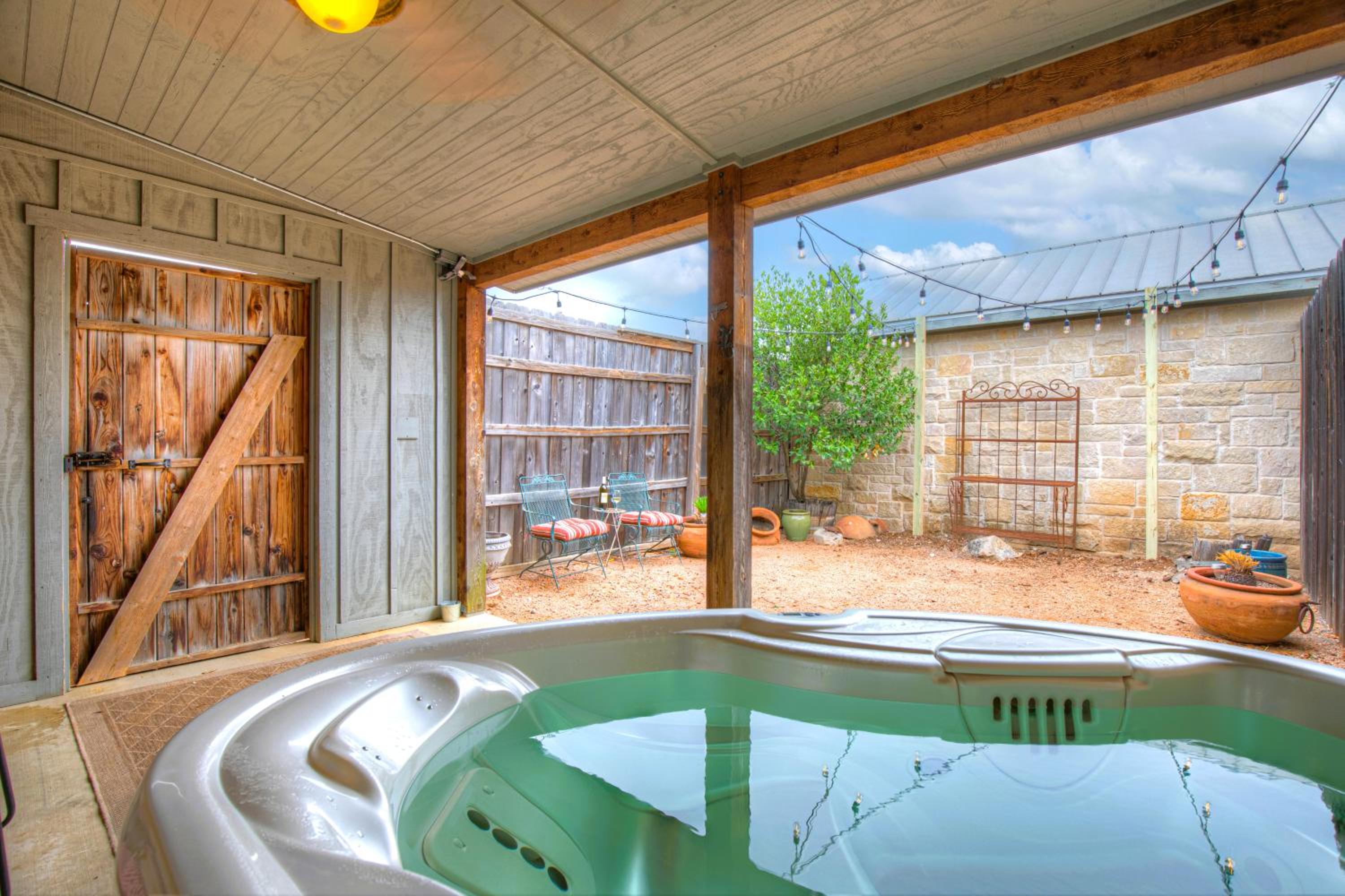 Romantic Oasis with Hot Tub Near Fred and Wineries! view 3
