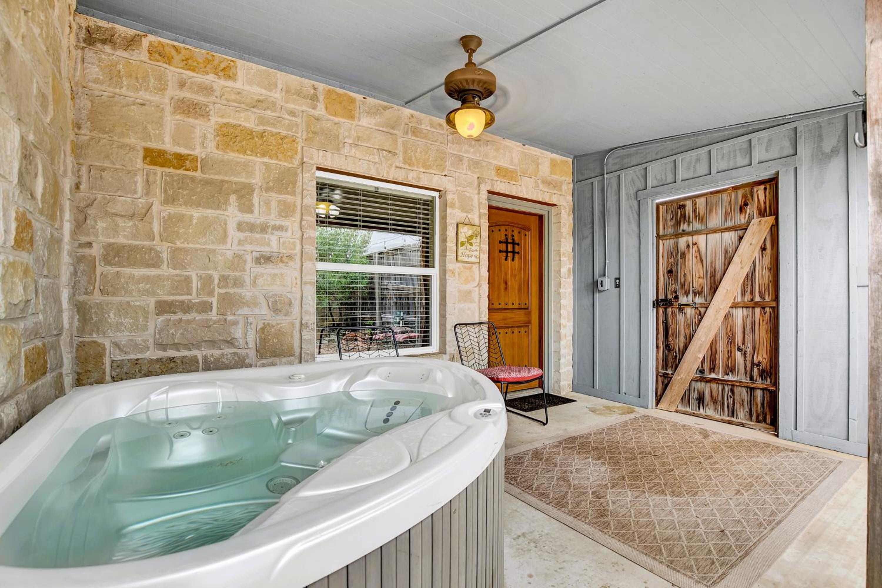 Romantic Oasis with Hot Tub Near Fred and Wineries! view 5