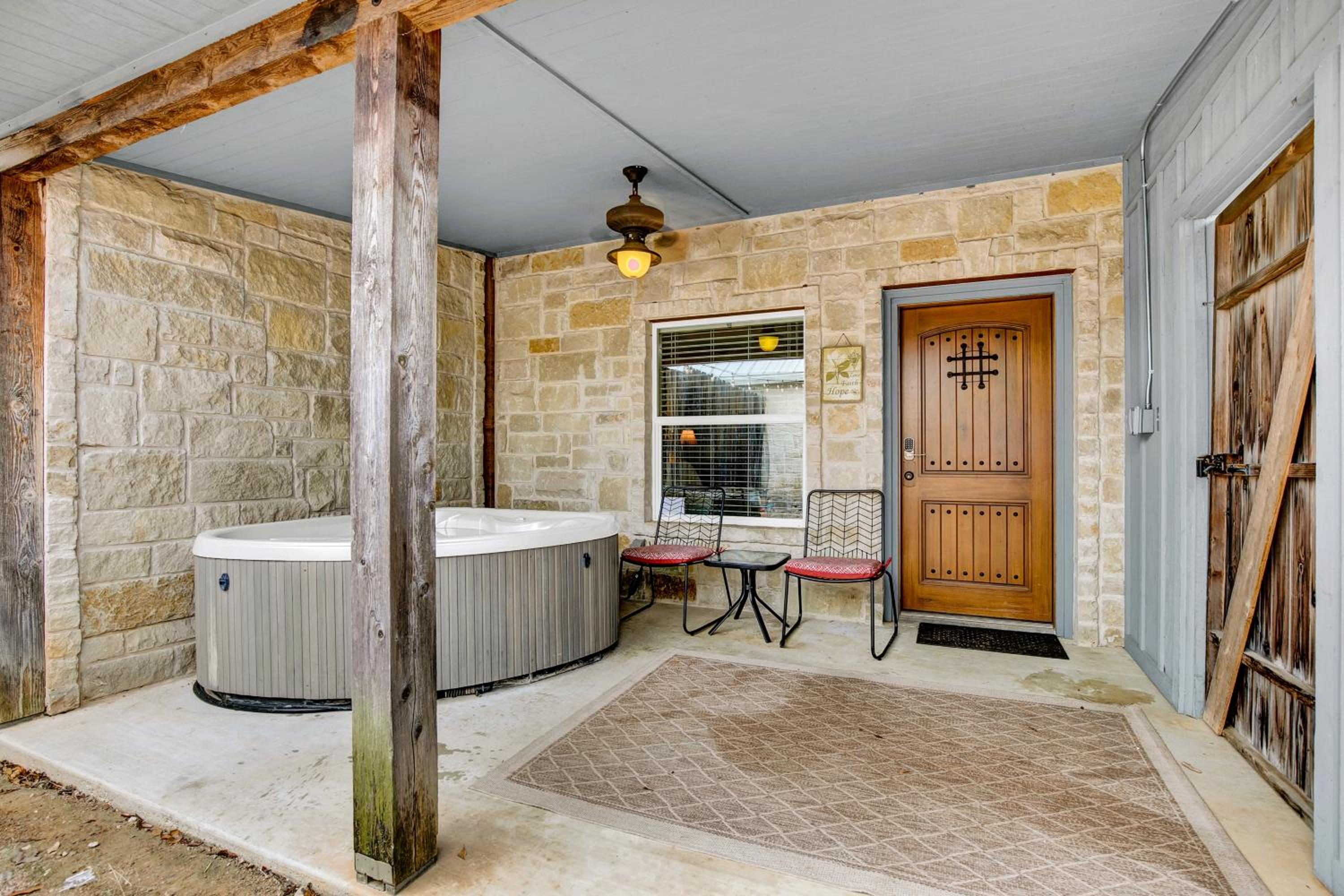 Romantic Oasis with Hot Tub Near Fred and Wineries! view 4