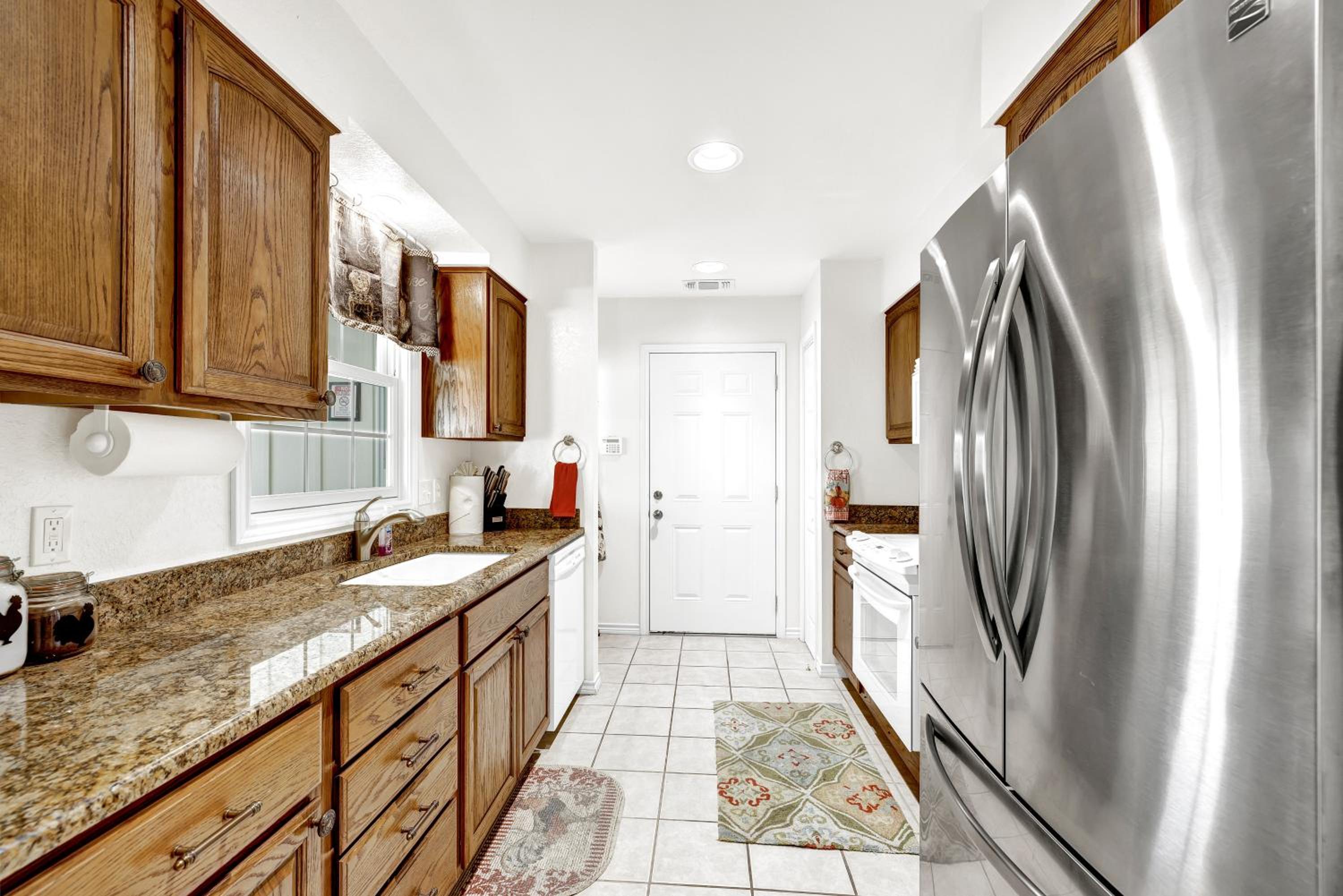 Rustic Charm - 1 mi to Downtown - Grill and Firepit