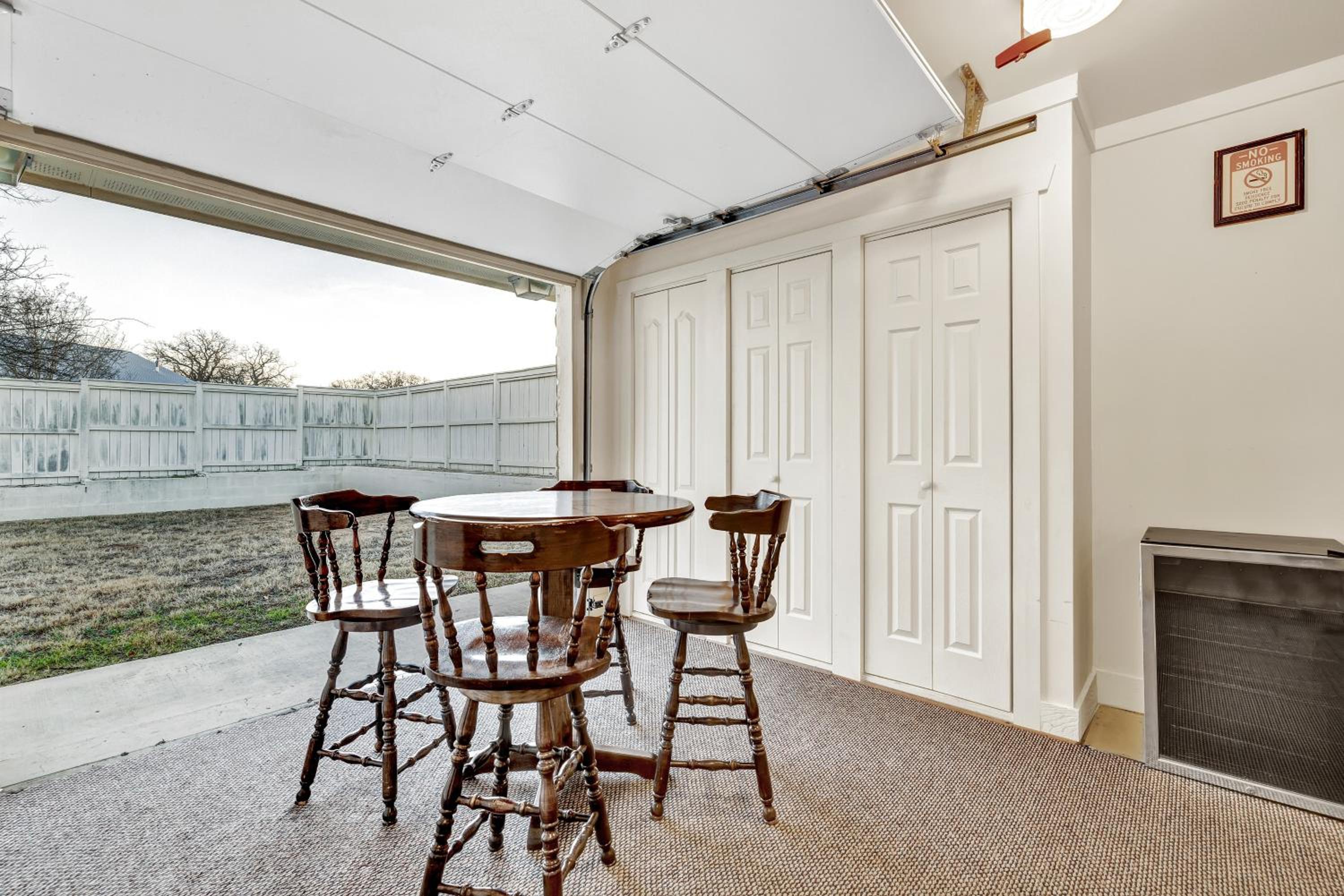 Rustic Charm - 1 mi to Downtown - Grill and Firepit