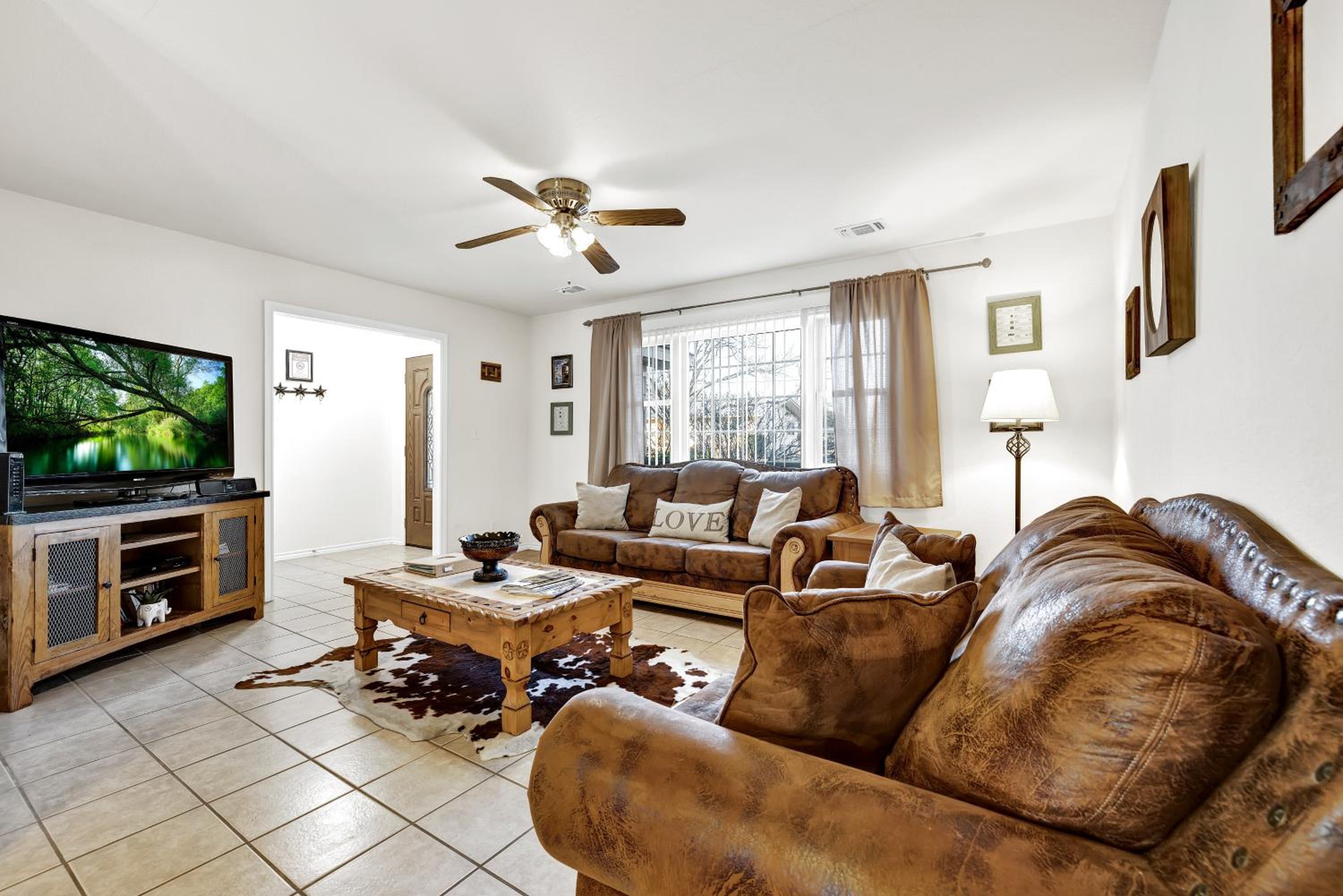 Rustic Charm - 1 mi to Downtown - Grill and Firepit
