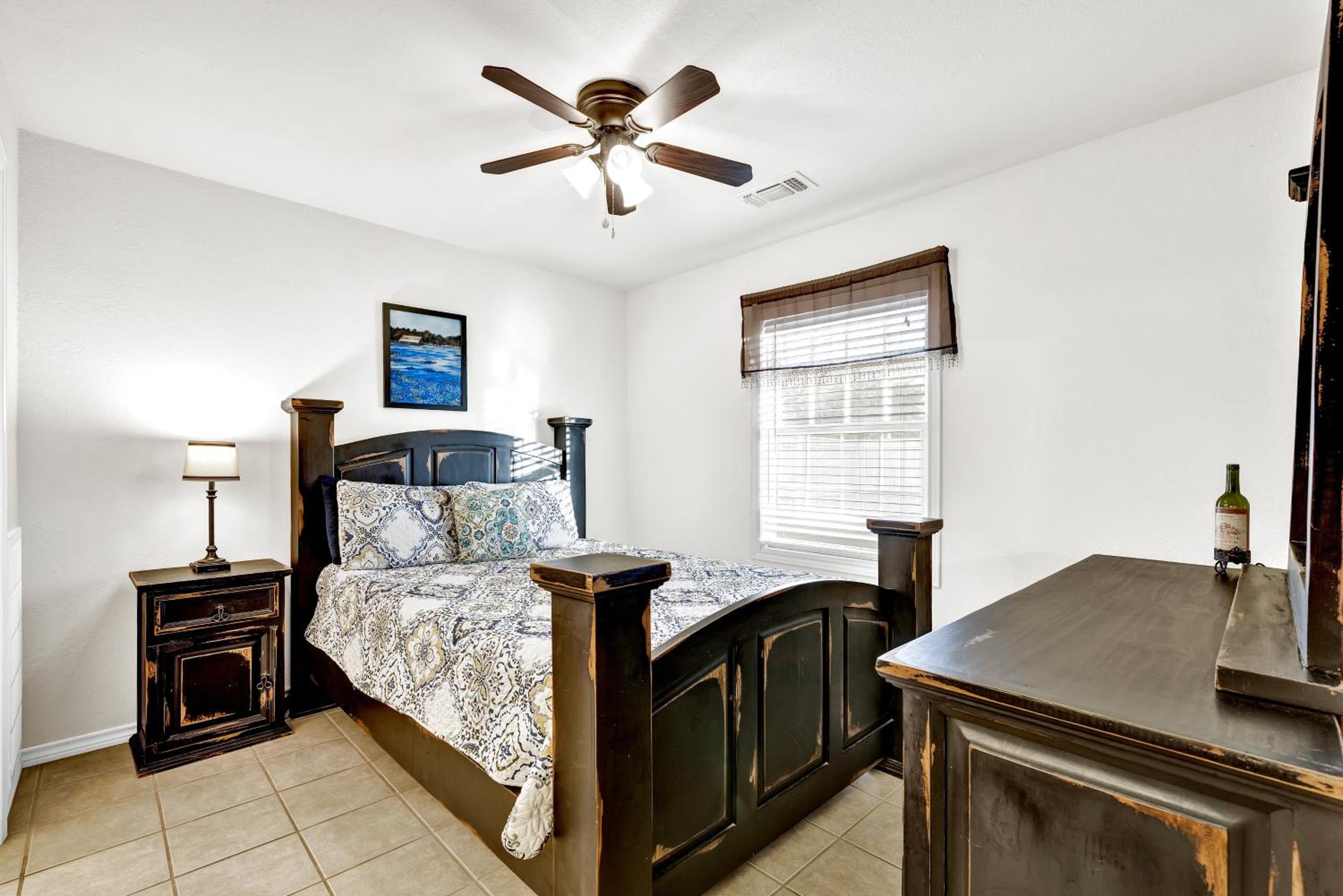 Rustic Charm - 1 mi to Downtown - Grill and Firepit