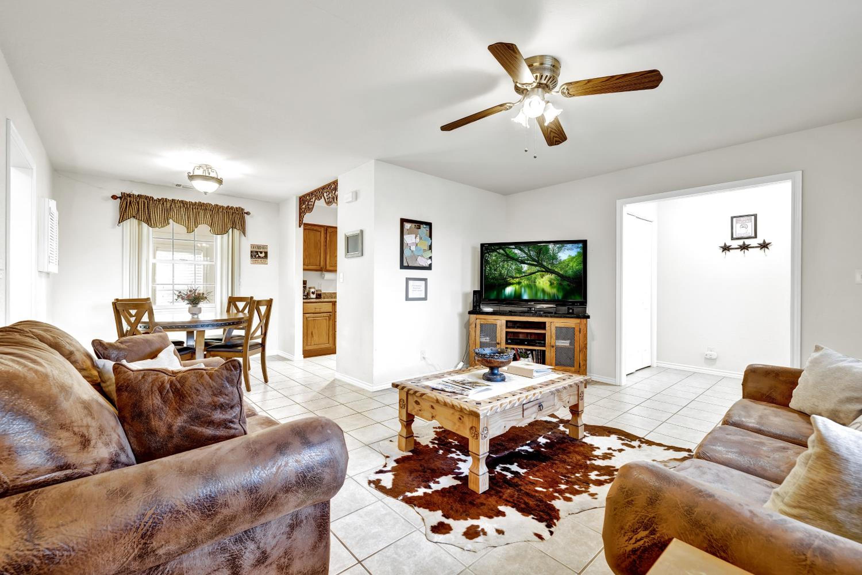 Rustic Charm - 1 mi to Downtown - Grill and Firepit