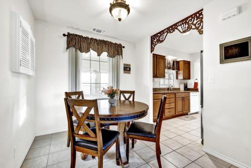 Rustic Charm - 1 mi to Downtown - Grill and Firepit