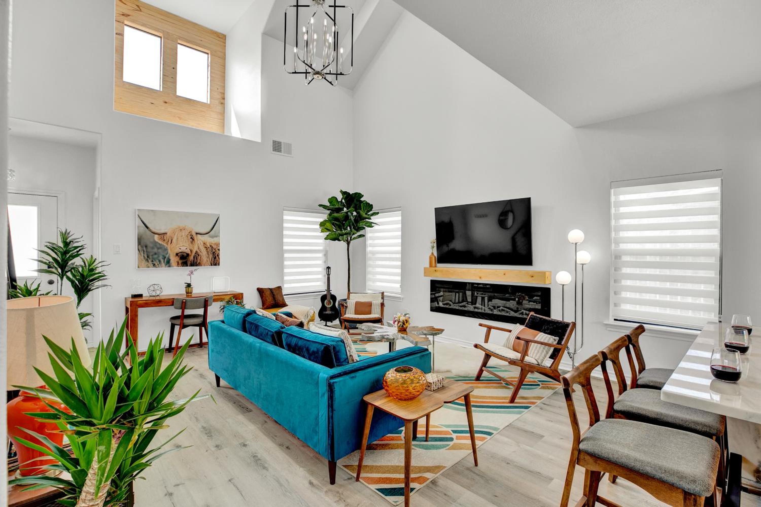 Luxury Modern Home with Hot tub Deck & Firepit! view 5