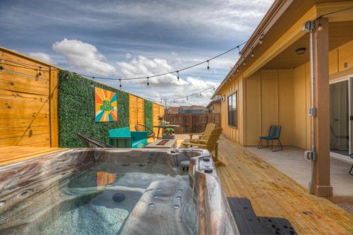 Luxury Modern Home with Hot tub Deck & Firepit! view 4