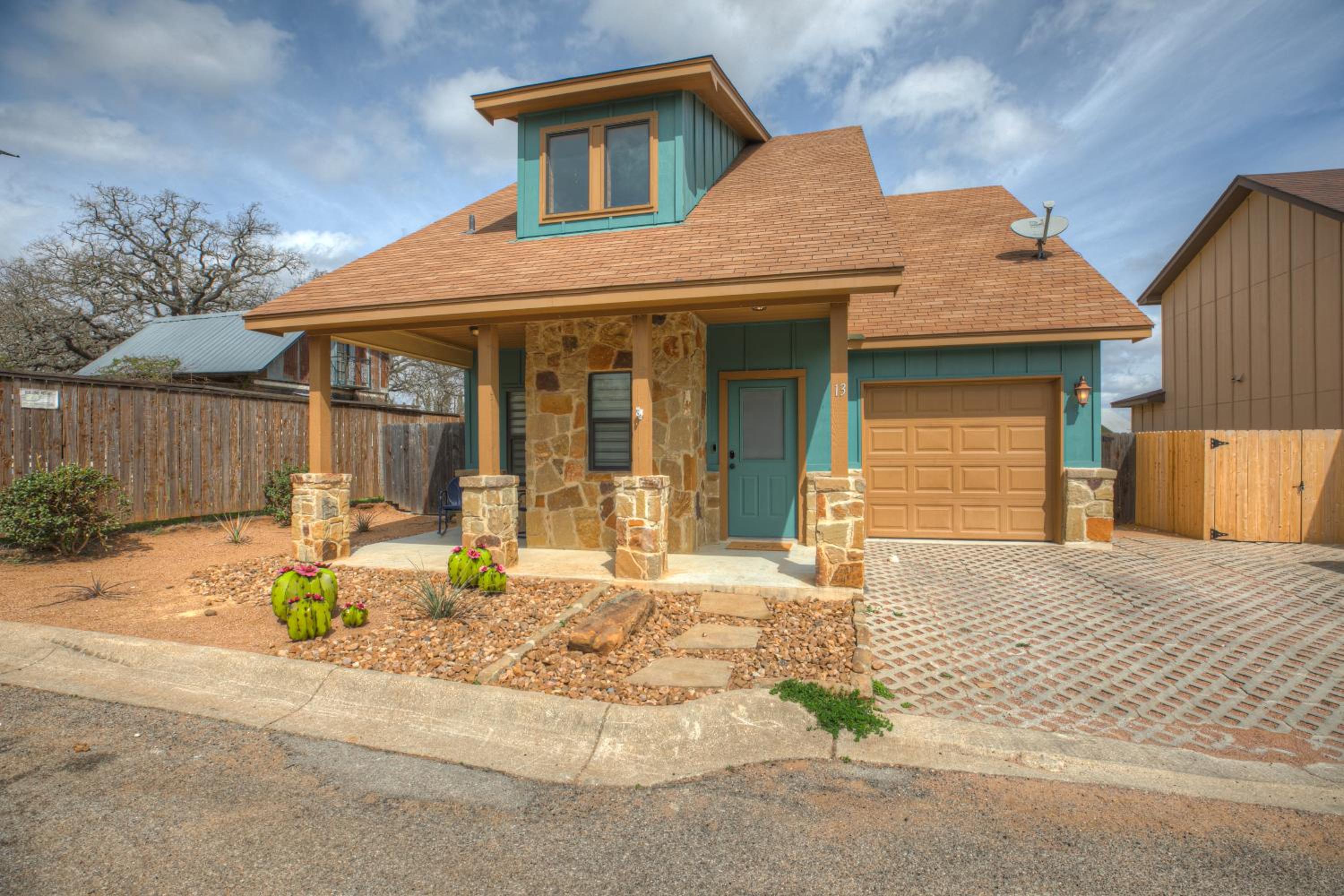 Luxury Modern Home with Hot tub Deck & Firepit! view 2
