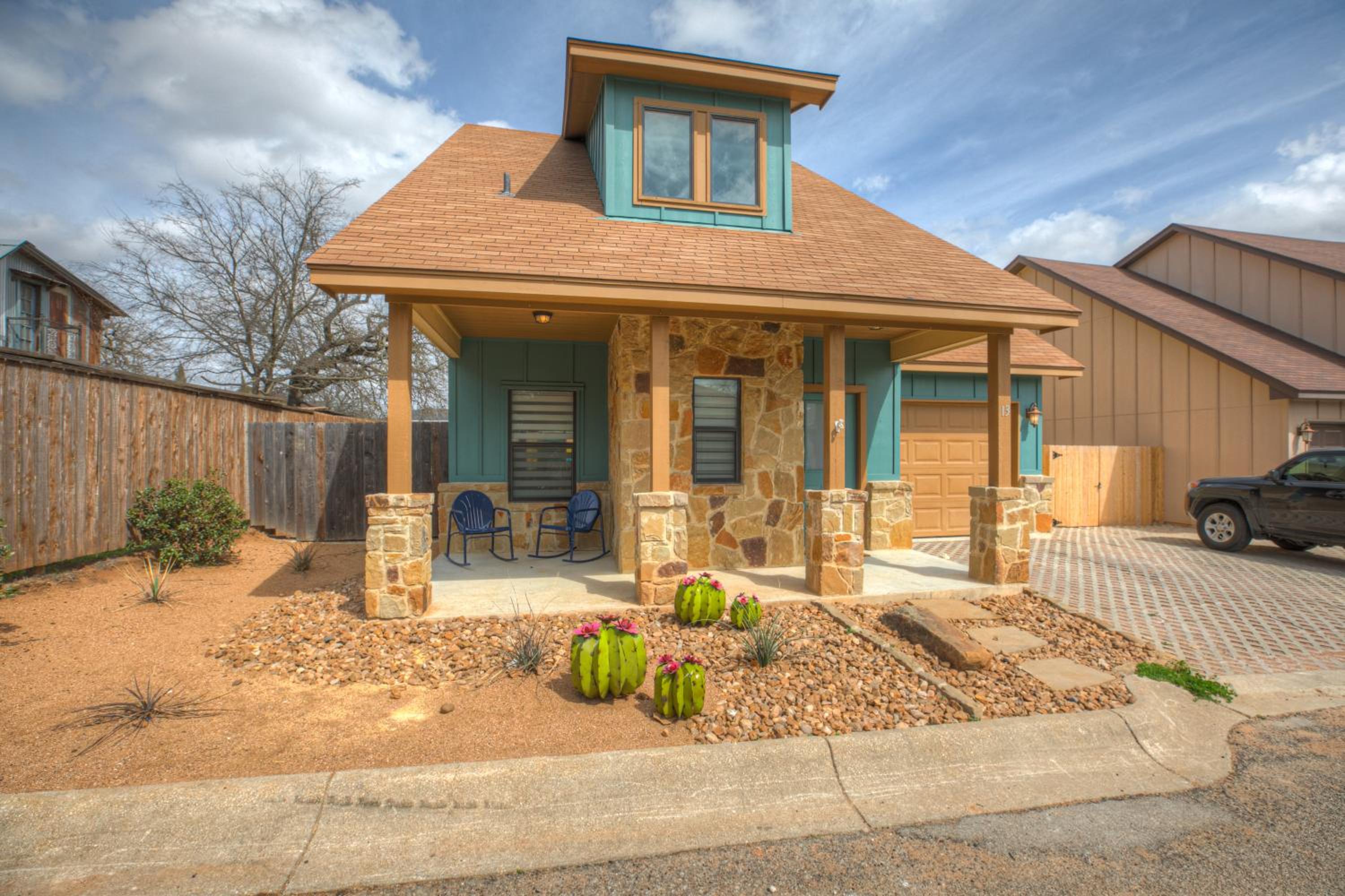 Luxury Modern Home with Hot tub Deck & Firepit! view 3