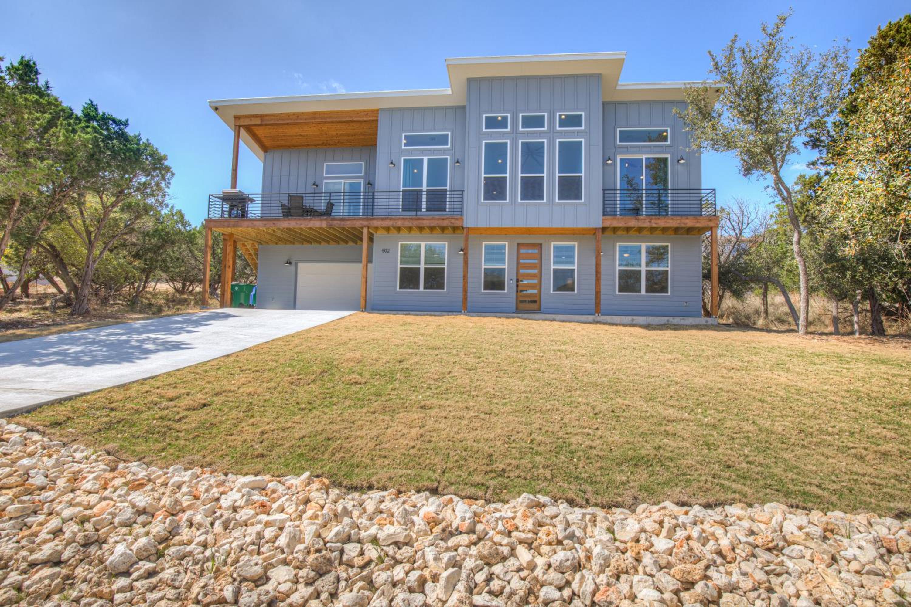 Stunning Lake Home with Pool-Beach-Gym-Boat Access