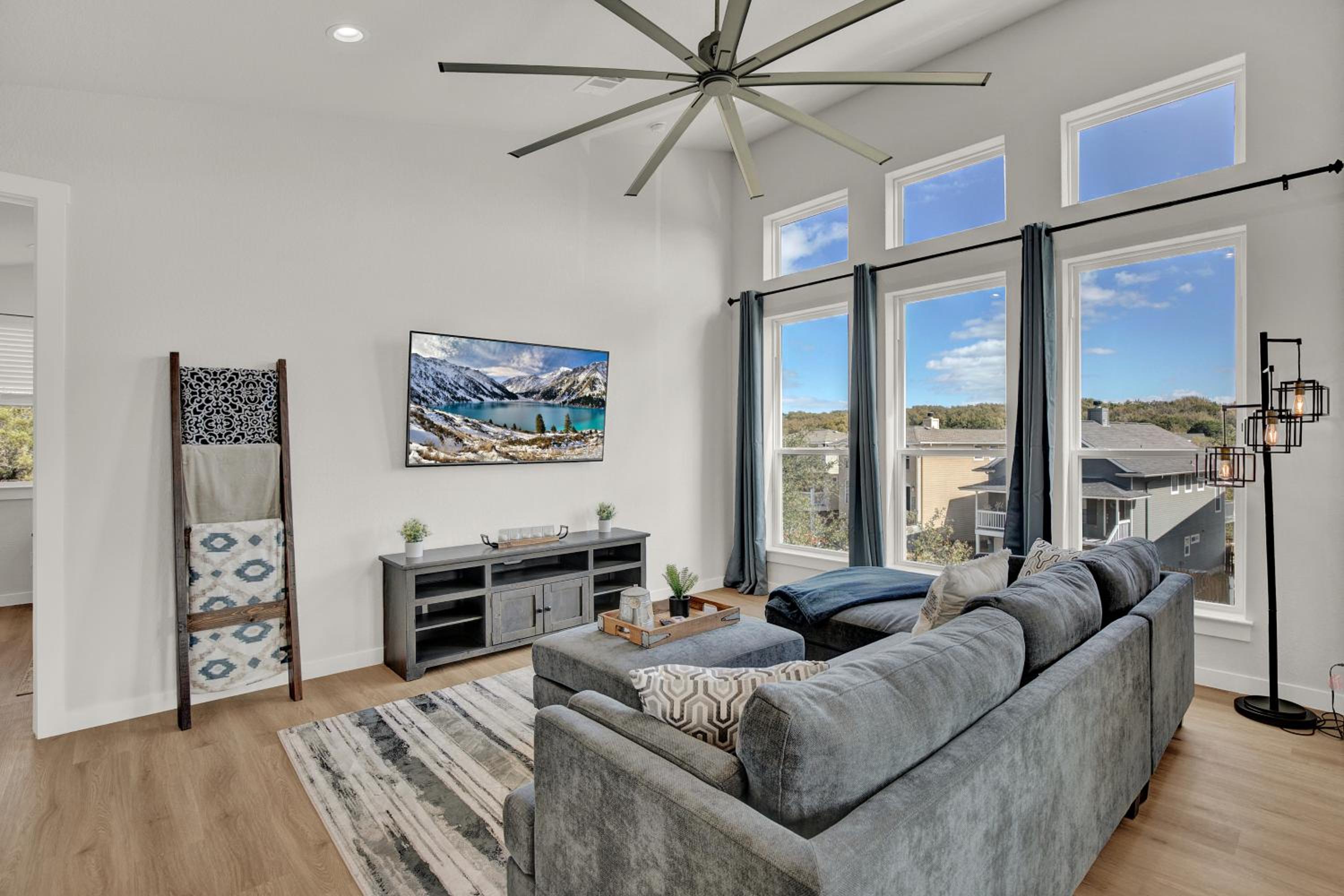 Stunning Lake Home with Pool-Beach-Gym-Boat Access
