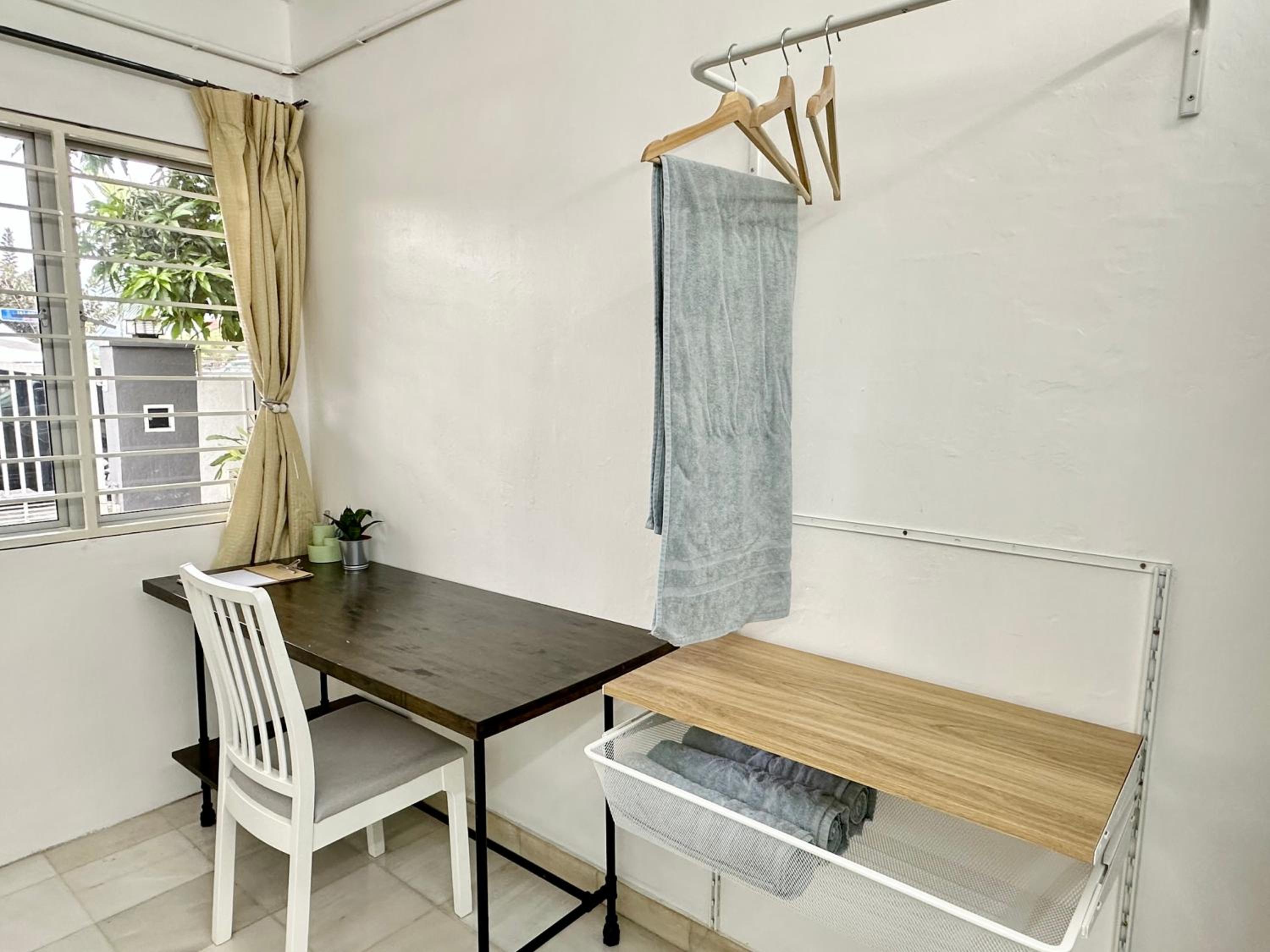 Corner Homestay with Garden and Private Parking