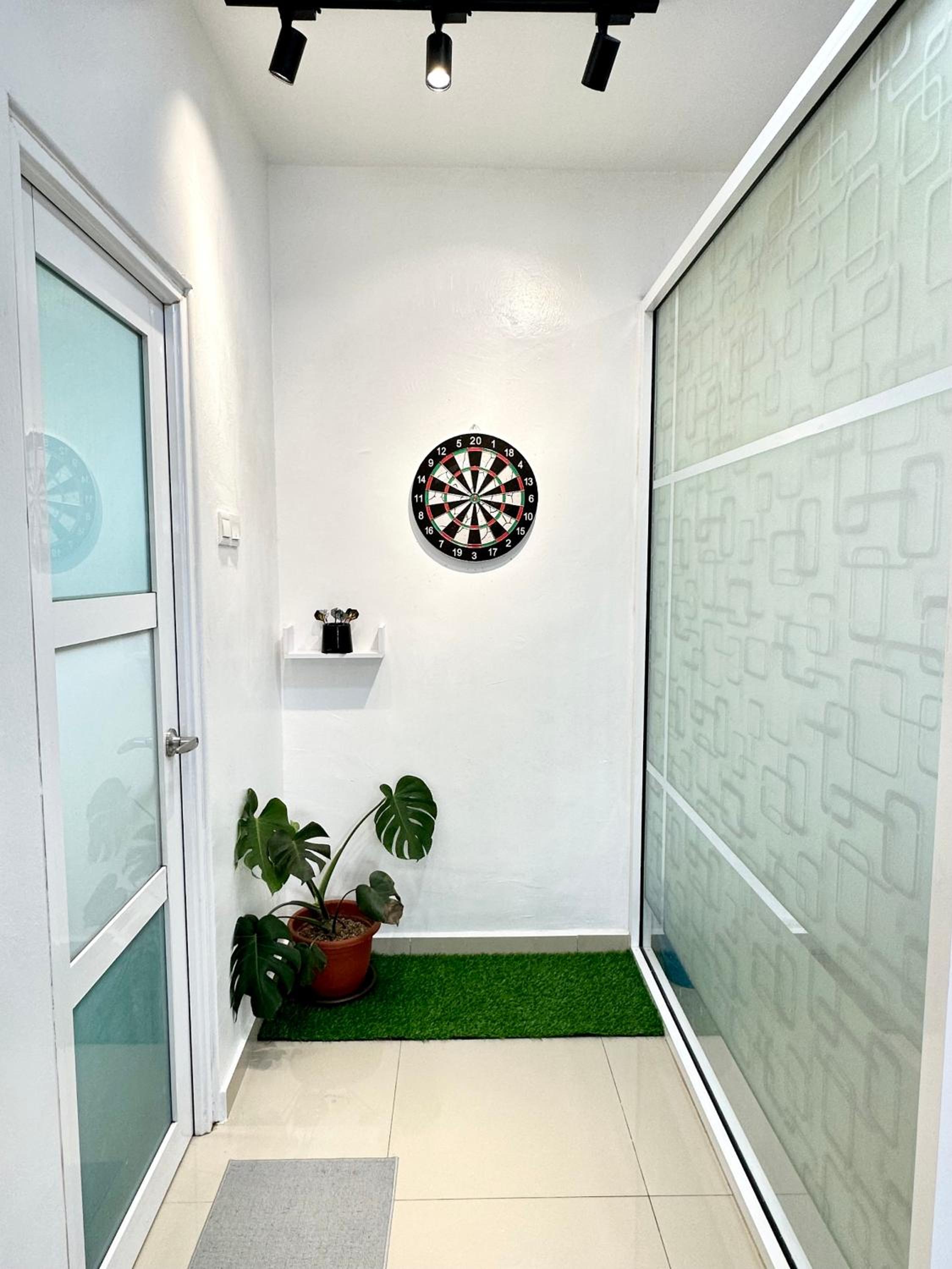 Corner Homestay with Garden and Private Parking