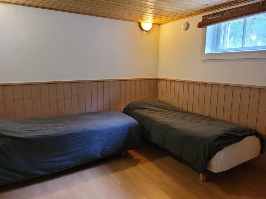 Rauhallinen asunto maalla, navetan päädyssä.