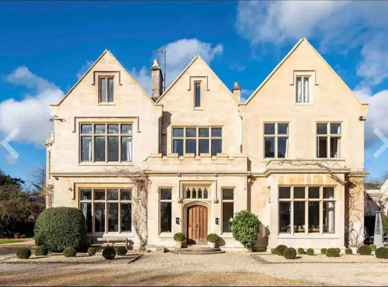 The Old Pool House, Stylish Large Studio in Private Country Estate with Air Con