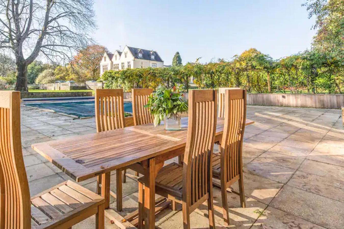 The Old Pool House, Stylish Large Studio in Private Country Estate with Air Con