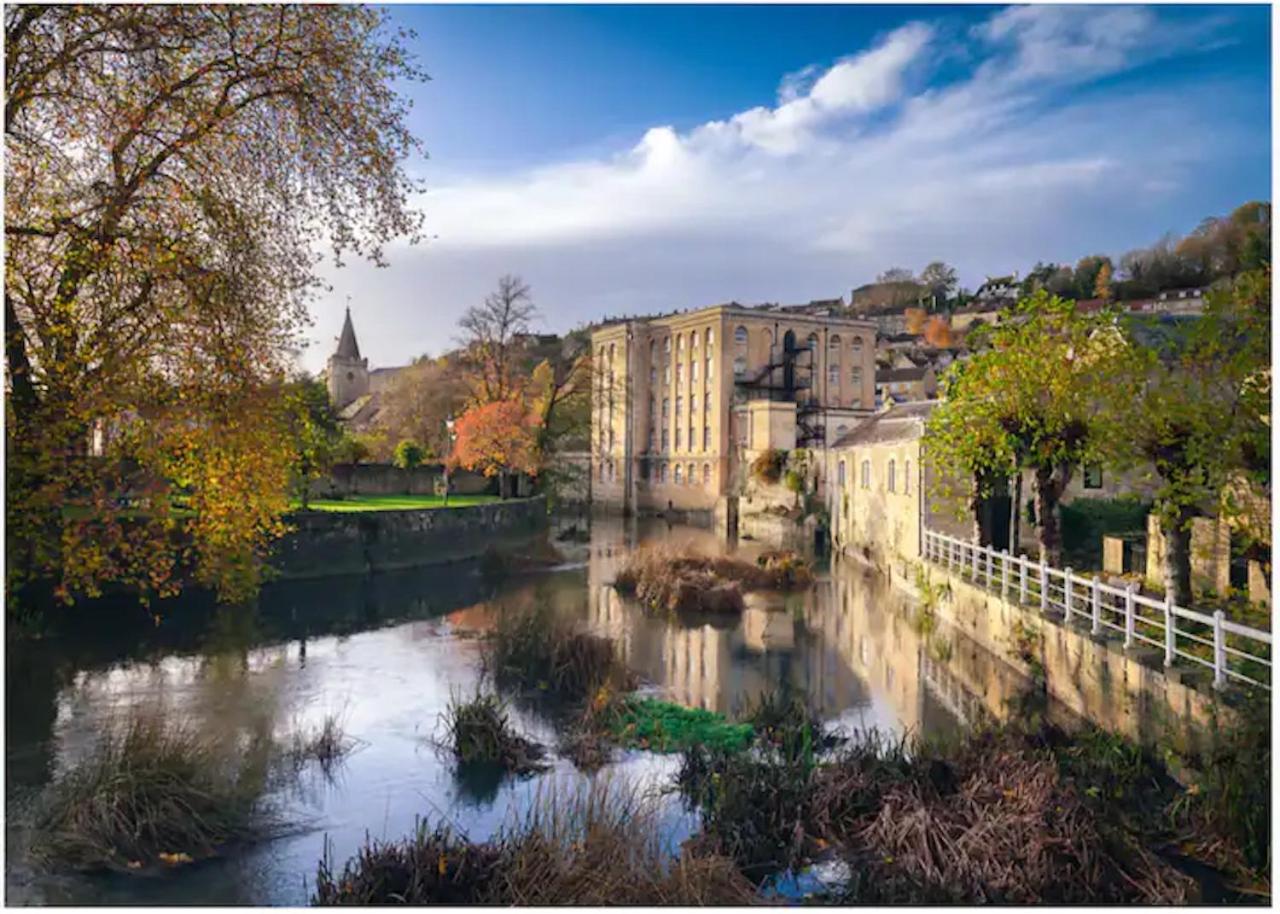 The Old Pool House, Stylish Large Studio in Private Country Estate with Air Con