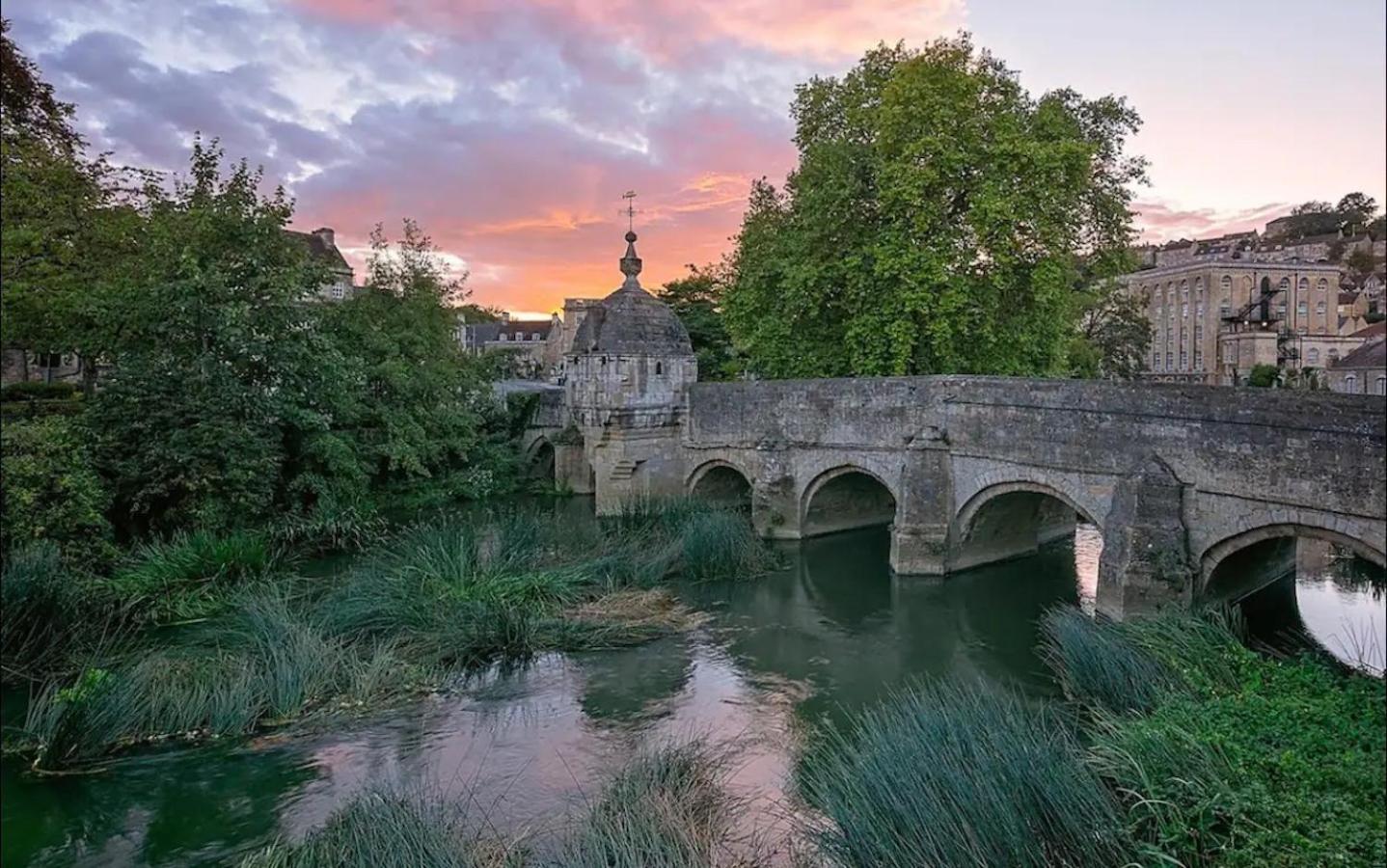 The Old Pool House, Stylish Large Studio in Private Country Estate with Air Con