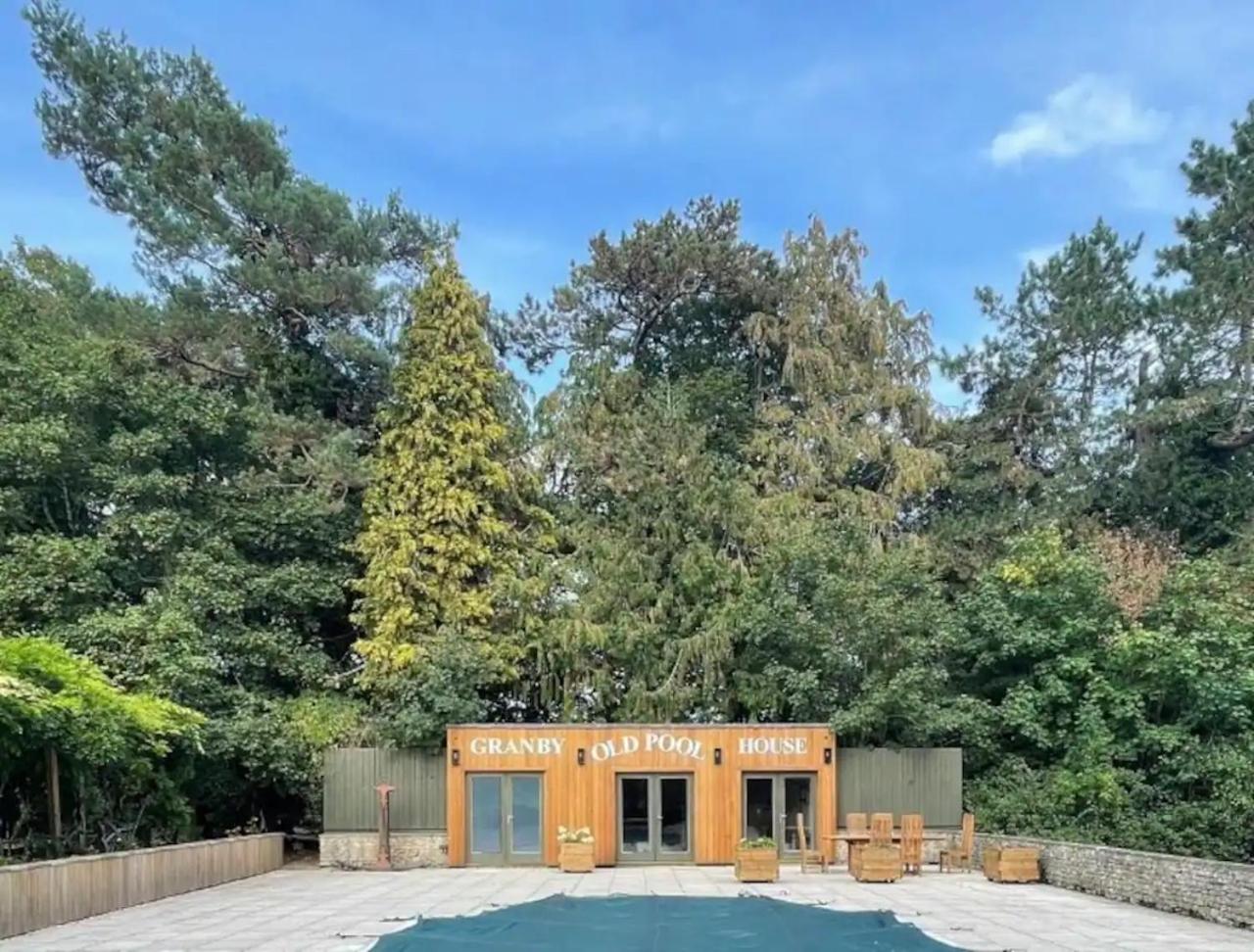 The Old Pool House, Stylish Large Studio in Private Country Estate with Air Con